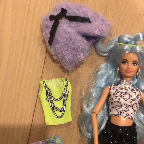 Like New! Barbie Xtra - Picture 3 of 8